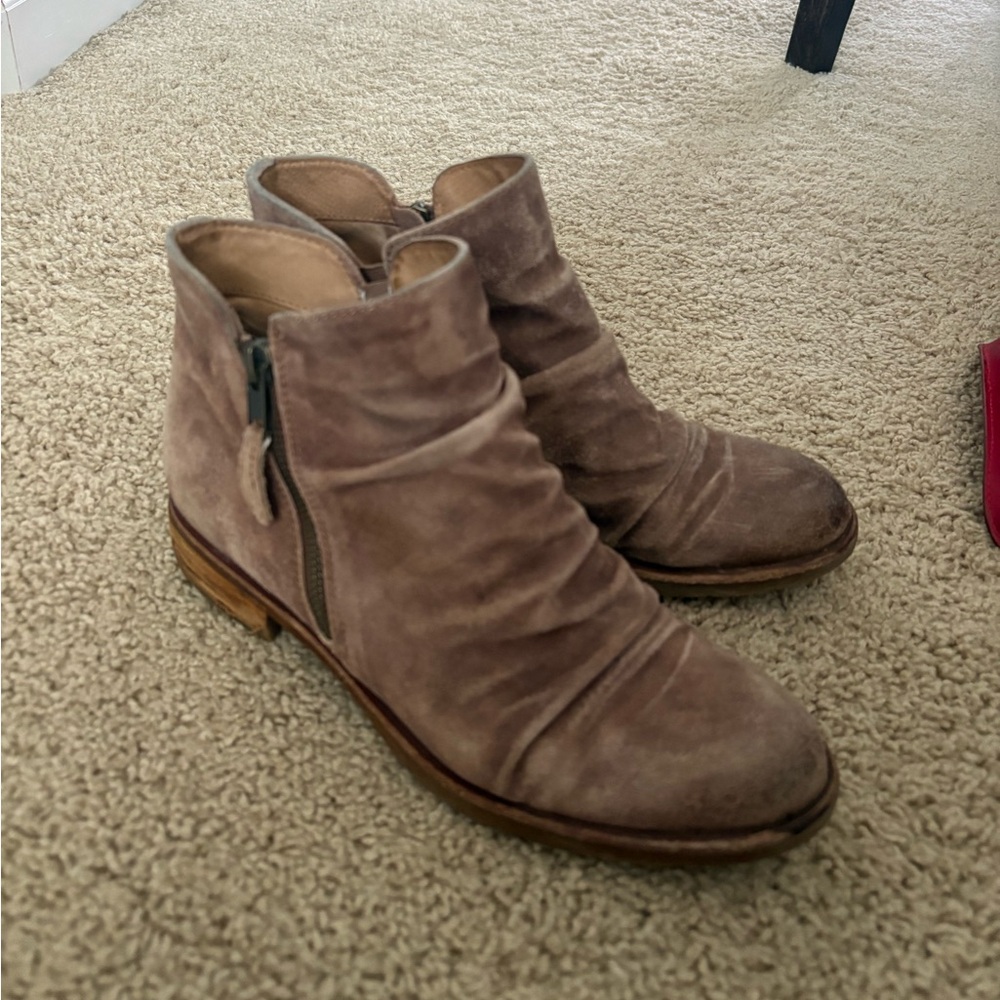 Sofft Women’s Suede Beckie Boots